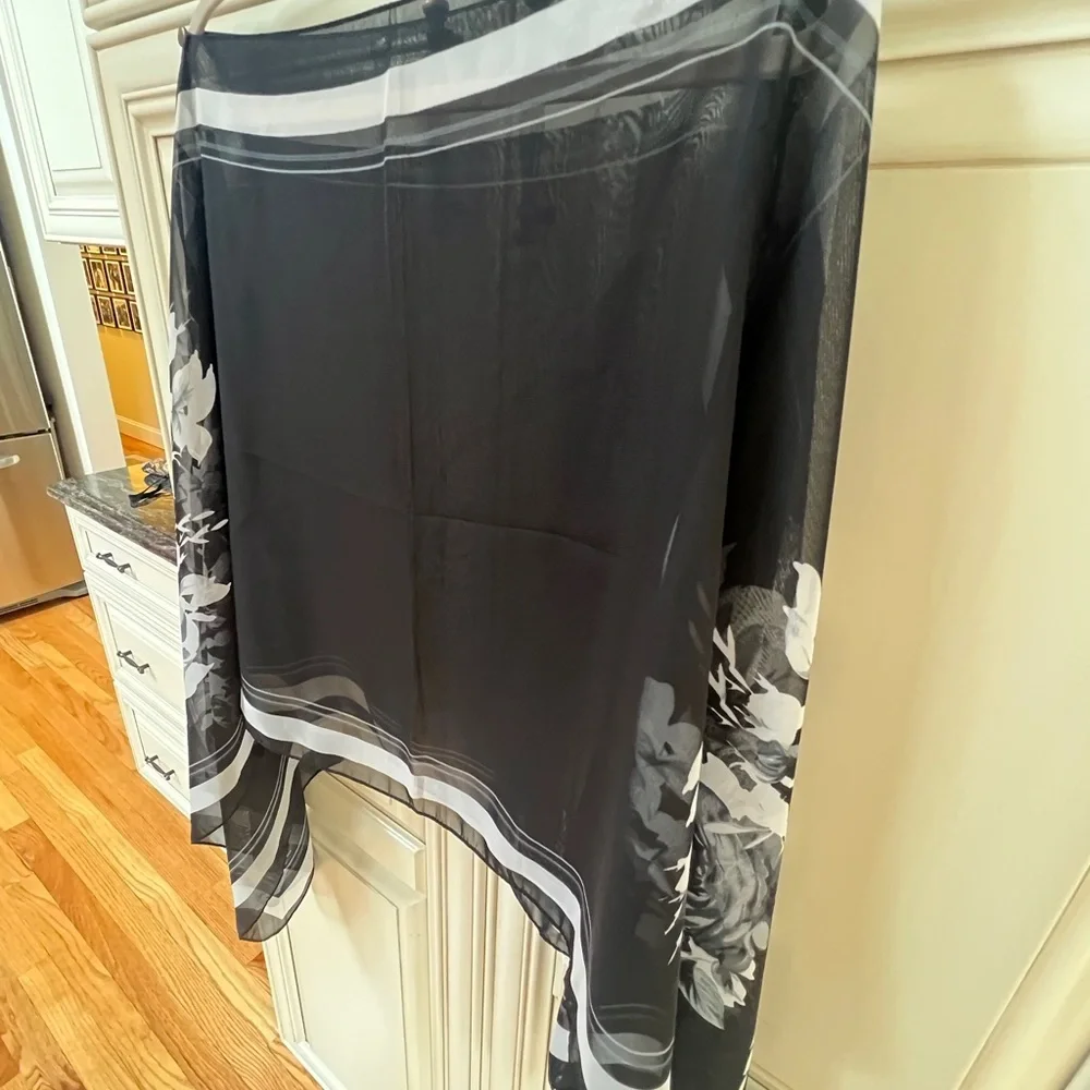 Elegant Black and White Sheer Shawl - Picture 4 of 5